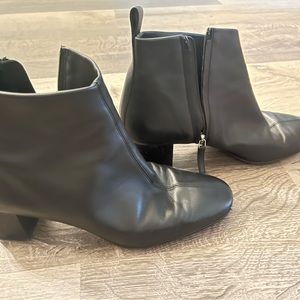Everlane black size 8 day boots. Excellent condition, barely worn.